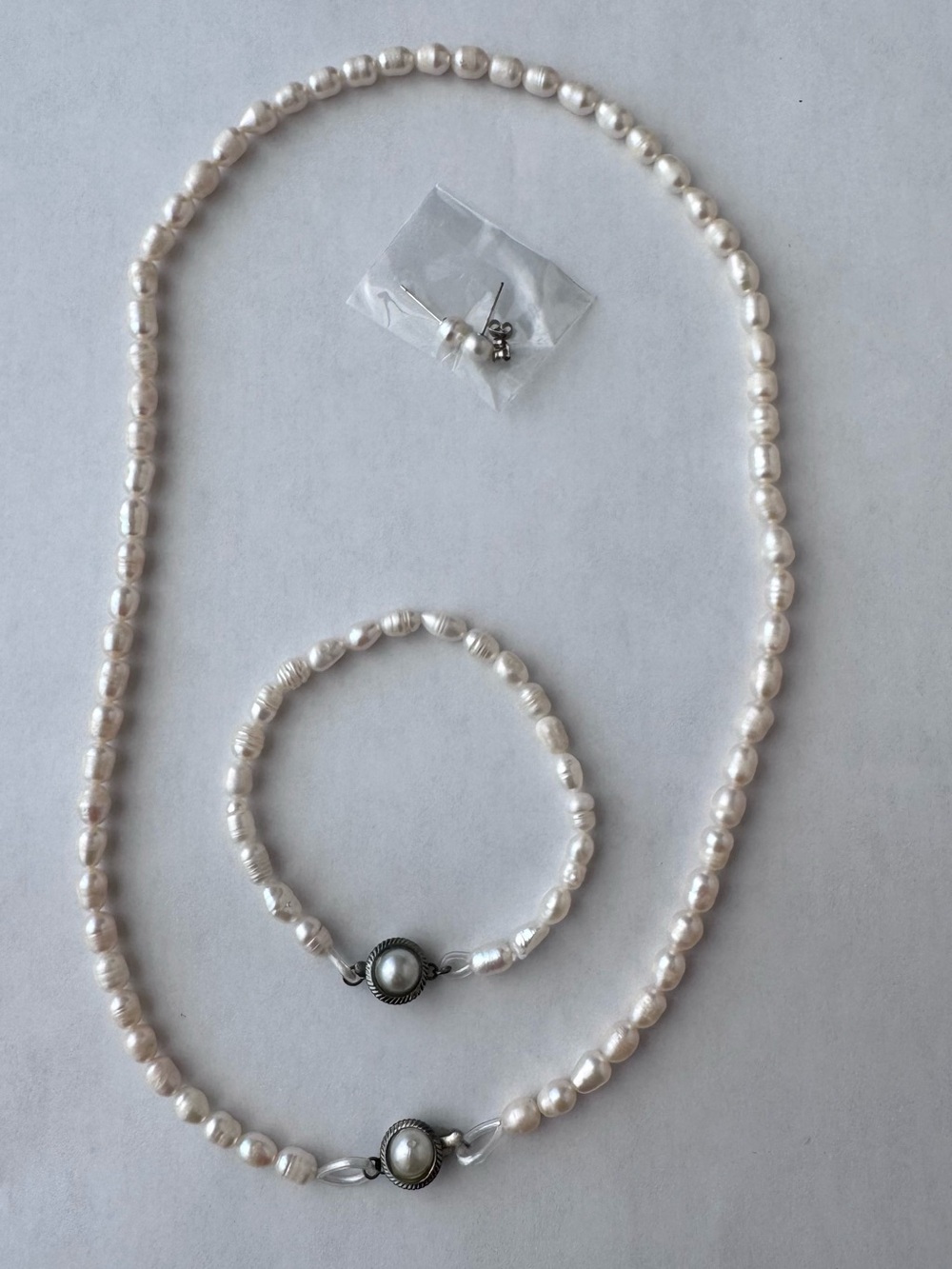 Brand New Freshwater Pearl Necklace Bracelet and Earrings Set